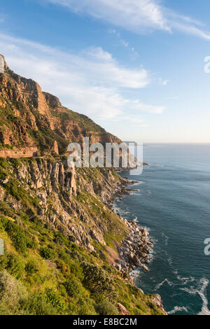 Vue sud de Chapman's Peak le long de la côte escarpée surplombant l'océan Atlantique, Cape Town, Afrique du Sud Banque D'Images