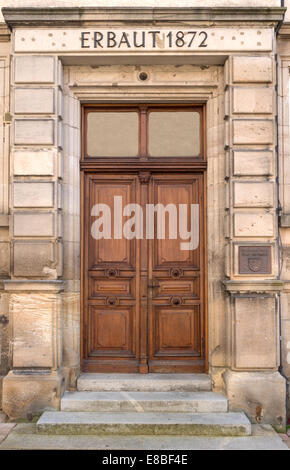 Vieille porte en bois brun d'une école Banque D'Images