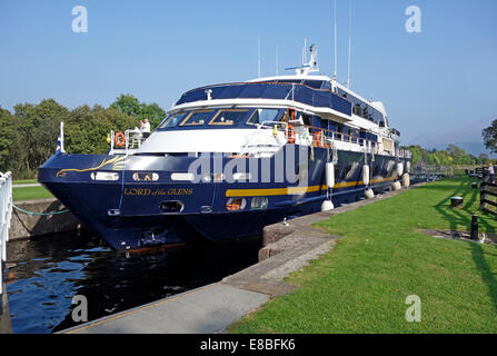 Bateau de croisière seigneur des Glens quitte l'écluse supérieure à Corpach sur l'Union Canal près de Fort William en Ecosse Highland Banque D'Images