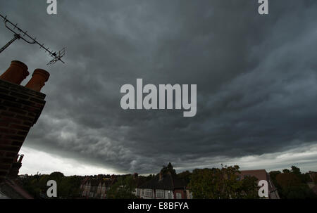 London, SW London UK. 4e octobre 2014. Après des jours de temps chaud et sec dans la région, les Nuages en rouleau en direction de Londres au-dessus des toits du Sud avec une prévision de forte pluie. Credit : Malcolm Park editorial/Alamy Live News Banque D'Images