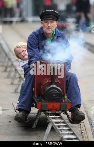 Trajet en train à vapeur miniature - sourire de jeune fille, scrutant derrière le moteur driver - Gala 10e anniversaire de la GRN Shildon Banque D'Images