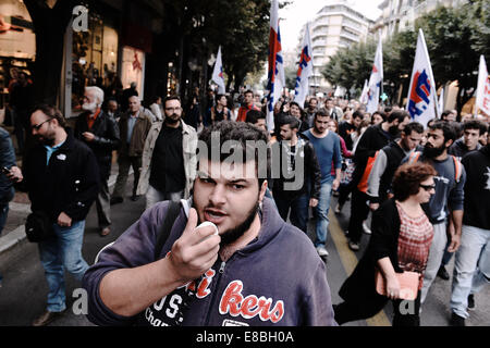 Des centaines de personnes ont pris les rues de Thessalonique pour manifester contre le chômage en Grèce et le gouvernement de l'Antonis Samaras politique. La manifestation était organisée par P.A.MOI. Ou tous les travailleurs avant de militants. Banque D'Images