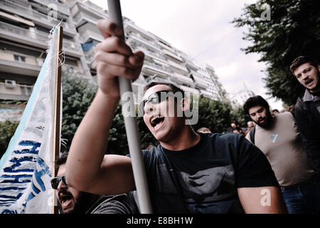 Les gens crient des slogans, lors d'une manifestation à la ville de Thessalonique en Grèce du Nord. Des centaines de personnes ont pris les rues de Thessalonique pour manifester contre le chômage en Grèce et le gouvernement de l'Antonis Samaras politique. La manifestation était organisée par P.A.MOI. Ou tous les travailleurs avant de militants. Banque D'Images