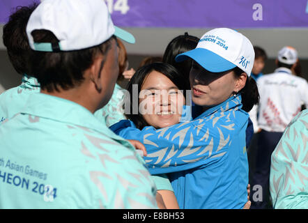 Incheon, Corée du Sud. 4ème Oct, 2014. Les bénévoles au revoir après le match de tennis à la 17e Jeux asiatiques à Incheon, Corée du Sud, le 4 octobre 2014. © Wang Peng/Xinhua/Alamy Live News Banque D'Images