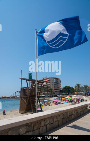 Pavillon bleu sur la plage. Cala Estancia, Majorque, îles Baléares, Espagne en juillet. Banque D'Images