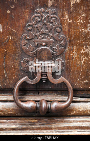 Ancien heurtoir rouillé sur porte en bois brun à Paris, France Banque D'Images