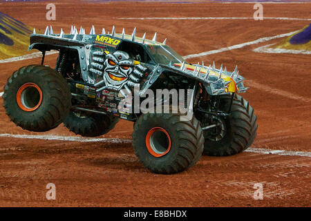 Melbourne, Victoria, Australie, Australie. 4ème Oct, 2014. TOM MEENTS roulant Max-D en action au cours de la 2014 Monster Jam à l'AAMI Park, Melbourne, Australie. Crédit : Tom Griffiths/ZUMA/Alamy Fil Live News Banque D'Images