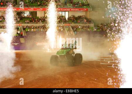 Melbourne, Victoria, Australie, Australie. 4ème Oct, 2014. SCOTT LIDDYCOAT Souffle du dragon de conduite entre dans l'arène au cours de la 2014 Monster Jam à l'AAMI Park, Melbourne, Australie. Crédit : Tom Griffiths/ZUMA/Alamy Fil Live News Banque D'Images