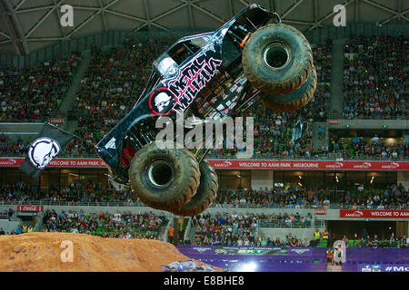 Melbourne, Victoria, Australie, Australie. 4ème Oct, 2014. Metal Mulisha conduite LEDUC TOD en action au cours de la 2014 Monster Jam à l'AAMI Park, Melbourne, Australie. Crédit : Tom Griffiths/ZUMA/Alamy Fil Live News Banque D'Images