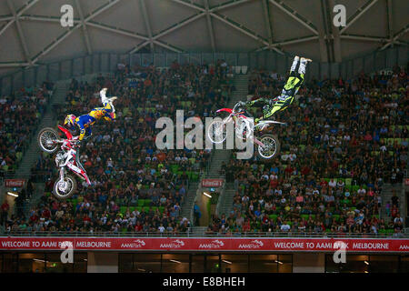 Melbourne, Victoria, Australie, Australie. 4ème Oct, 2014. Riders en action au cours de la 2014 Monster Jam à l'AAMI Park, Melbourne, Australie. Crédit : Tom Griffiths/ZUMA/Alamy Fil Live News Banque D'Images