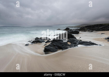 Coulant tide sur un soir orageux à Bagh Steinigidh beach, Son de Taransay, Isle of Harris, Hébrides extérieures, en Écosse Banque D'Images