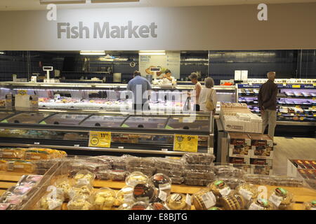 Marché de poissons à l'intérieur du compteur supermarché Woolworths australienne à North Sydney, Australie Banque D'Images