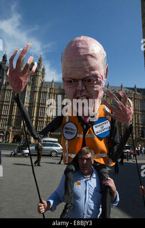 Les avocats et les agents de probation manifester devant le Parlement contre le ministère de la Justice du nouveau 'Contrat' Frais et arrangements. Sens, les personnes accusées d'un crime qui ne peuvent pas se payer un avocat ne sera pas obtenir justice. Avec : Chris Grayling effigie Où : London, Royaume-Uni Quand : 01 Avr 2014 Banque D'Images