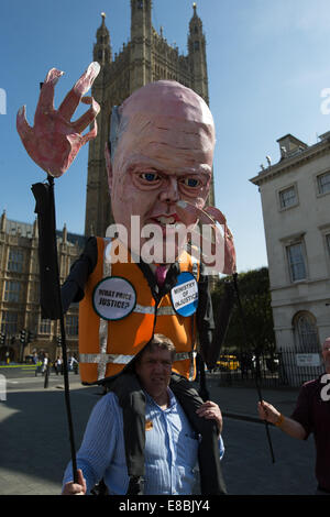 Les avocats et les agents de probation manifester devant le Parlement contre le ministère de la Justice du nouveau 'Contrat' Frais et arrangements. Sens, les personnes accusées d'un crime qui ne peuvent pas se payer un avocat ne sera pas obtenir justice. Avec : Chris Grayling effigie Où : London, Royaume-Uni Quand : 01 Avr 2014 Banque D'Images