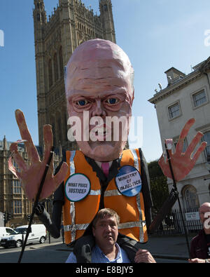 Les avocats et les agents de probation manifester devant le Parlement contre le ministère de la Justice du nouveau 'Contrat' Frais et arrangements. Sens, les personnes accusées d'un crime qui ne peuvent pas se payer un avocat ne sera pas obtenir justice. Avec : Chris Grayling effigie Où : London, Royaume-Uni Quand : 01 Avr 2014 Banque D'Images