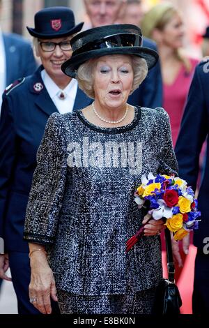 Amsterdam, Pays-Bas. 3e oct, 2014. La princesse Beatrix des Pays-Bas ouvre la Majoor Bosshardt Burgh à Amsterdam, Pays-Bas, 3 octobre 2014. Le bourg est un nouveau refuge de l'Armée du Salut (Leger des Heils) pour les sans-abri. L'Majoor Bosshardtburgh est situé sur l'Oude Armsteeg et est est à côté de l'ancienne maison où Majoor Bosshardt son travail commencé en 1951, à l'Wallen. Au nouveau burgh toutes les 36 personnes obtenir une chambre privée, entièrement axés sur les soins de la mauvaise santé physique des résidents. Photo : Patrick van Katwijk /PAS DE SERVICE DE FIL/dpa/Alamy Live News Banque D'Images