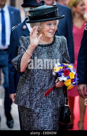 Amsterdam, Pays-Bas. 3e oct, 2014. La princesse Beatrix des Pays-Bas ouvre la Majoor Bosshardt Burgh à Amsterdam, Pays-Bas, 3 octobre 2014. Le bourg est un nouveau refuge de l'Armée du Salut (Leger des Heils) pour les sans-abri. L'Majoor Bosshardtburgh est situé sur l'Oude Armsteeg et est est à côté de l'ancienne maison où Majoor Bosshardt son travail commencé en 1951, à l'Wallen. Au nouveau burgh toutes les 36 personnes obtenir une chambre privée, entièrement axés sur les soins de la mauvaise santé physique des résidents. Photo : Patrick van Katwijk /PAS DE SERVICE DE FIL/dpa/Alamy Live News Banque D'Images