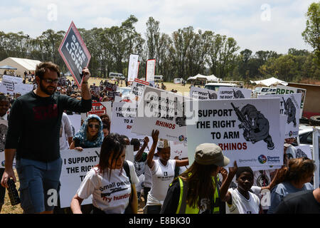 Pretoria, Afrique du Sud. 4ème Oct, 2014. Les gens participent à la Marche pour l'éléphant, rhinocéros et Lion à Pretoria. Pour marquer la Journée mondiale des animaux, l'éléphant, rhinocéros pour mars et Lion est détenu par le Département des affaires environnementales d'Afrique du Sud et les organisations de protection de l'environnement local ici samedi. Près de 1 000 personnes ont pris part à l'événement à Pretoria, qui est l'un des plus de 130 marches en prenant place dans le monde le 4 octobre 2014 pour protester contre le braconnage d'éléphants et de rhinocéros et de lions en conserve la chasse. Source : Xinhua/Alamy Live News Banque D'Images