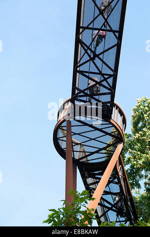 En vertu de l'avis de visiteurs marche sur Rhizotron et Xstrata Treetop Walkway dans les jardins botaniques de Kew Richmond. Banque D'Images