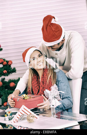 Lovely christmas couple holding presents. Banque D'Images