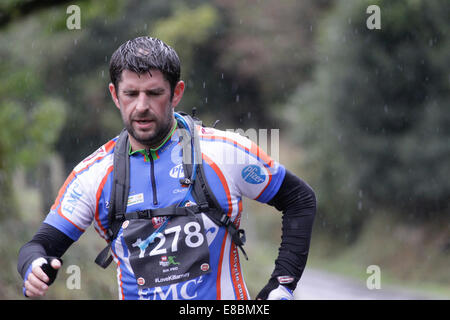 Killarney, comté de Kerry, Irlande. 4 octobre, 2014. En athlète puring la pluie pendant la première étape de la course aventure Killarney Crédit : Johann Brandstatter/Alamy Live News Banque D'Images