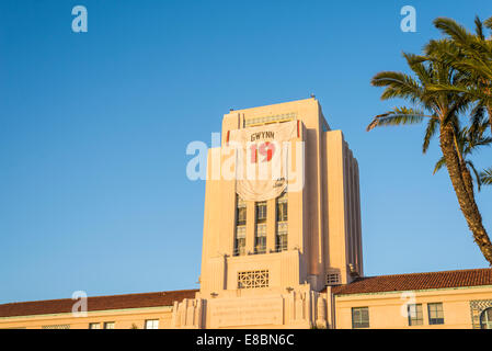 Tony Gywnn numéro 19 baseball jersey placé sur le centre administratif du comté de bâtiment. San Diego, Californie, États-Unis. Banque D'Images