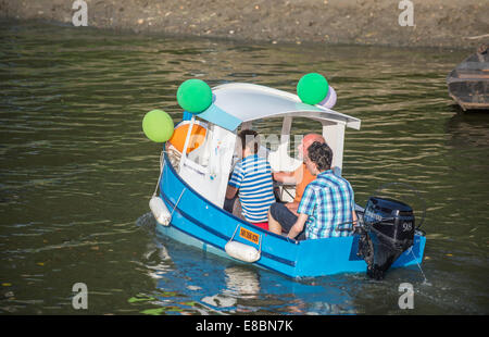 Petit bateau rigolo sur la Vistule à Varsovie, Pologne Banque D'Images
