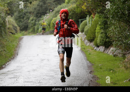 Killarney, comté de Kerry, Irlande. 4 octobre, 2014. Coureur de l'approche d'une pluie battante près de la fin de la première étape : Johann Brandstatter Crédit/Alamy Live News Banque D'Images