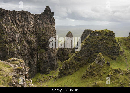 Des falaises rocheuses et de pinacles de la Trotternish Quiraing,, crête, île de Skye, Écosse Banque D'Images