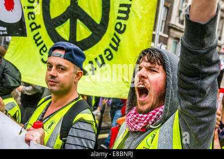 Londres, Royaume-Uni. 4 octobre, 2014. Arrêt des bombardements de l'Irak - n'attaque pas la Syrie et démonstration de mars Temple Place à Downing Street. Ici ils sont à Whitehall. Organisé par la Coalition contre la guerre. Westminster, London, UK 4 Oct 2014 Crédit : Guy Bell/Alamy Live News Banque D'Images