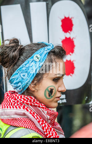 Londres, Royaume-Uni. 4 octobre, 2014. Arrêt des bombardements de l'Irak - n'attaque pas la Syrie et démonstration de mars Temple Place à Downing Street. Ici ils sont à Whitehall en dehors de Downing Street. Organisé par la Coalition contre la guerre. Westminster, London, UK, 4 Oct 2014. Crédit : Guy Bell/Alamy Live News Banque D'Images