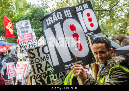 Londres, Royaume-Uni. 4 octobre, 2014. Arrêt des bombardements de l'Irak - n'attaque pas la Syrie et démonstration de mars Temple Place à Downing Street. Organisé par la Coalition contre la guerre. Westminster, London, UK, 4 Oct 2014. Crédit : Guy Bell/Alamy Live News Banque D'Images