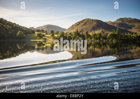 Rive du lac Ullswater, Lake District. Banque D'Images