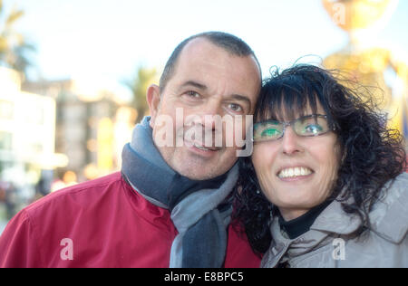 Mature couple smiling outdoor. Notion de famille. Banque D'Images