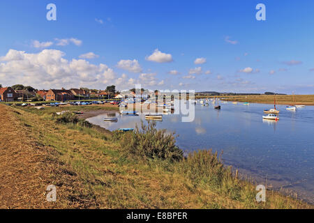 Bateaux ancrés à Burnham Overy Staithe, North Norfolk Banque D'Images