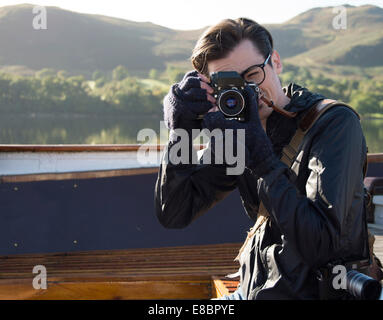 Un Photographe Professionnel Sans Vêtements Se Tourne Vers Le Viseur D'un  Appareil Photo Numérique Reflex Un Homme Adulte En Lune Photo stock - Image  du moderne, extérieur: 162332502