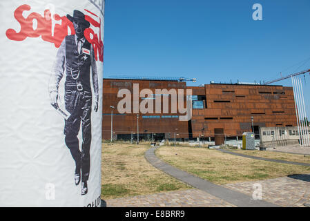 Centre de la solidarité européenne à côté de la célèbre gate no. 2 au chantier naval de Gdansk (ancien chantier naval Lénine de Gdansk, Pologne) Banque D'Images