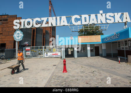 Centre de la solidarité européenne à côté de la célèbre gate no. 2 au chantier naval de Gdansk (ancien chantier naval Lénine de Gdansk, Pologne) Banque D'Images