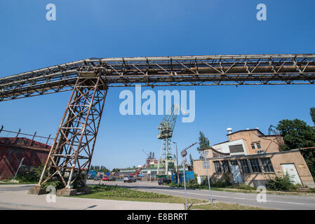 Grue de chantier connu aussi sous le portique ou grue portuaire de Gdansk Shipyard (ancien chantier naval Lénine de Gdansk, Pologne) Banque D'Images