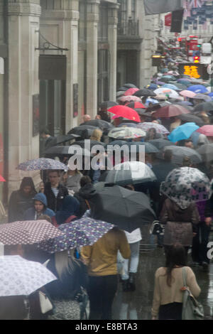 London,UK. 4e octobre 2014. Météo britannique. Les piétons et les consommateurs à l'abri sous les parasols dans Oxford street sur un jour pluvieux et humide à Londres : Crédit amer ghazzal/Alamy Live News Banque D'Images