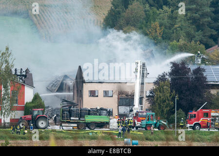 Malgersdorf, Allemagne. 4 octobre, 2014. La fumée s'élevant d'un brûlé-out plastics factory dans Malgersdorf, Allemagne, 4 octobre 2014. L'incendie a causé environ un million d'Euros avec des dommages. Pas de personnes ont été blessées. Photo : Armin Weigel/dpa/Alamy Live News Banque D'Images