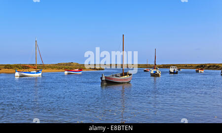 Bateaux amarrés sur le ruisseau à Burnham Overy Staithe, North Norfolk Banque D'Images