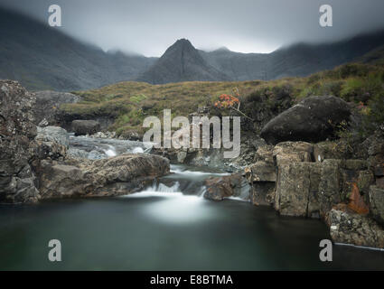 Sur la chute d' un Coco Allt" Mhadaidh, Coire na Creiche, Glen cassante, île de Skye, Écosse Banque D'Images