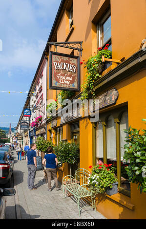 Pubs, restaurants et magasins, sur Henry Street, Kenmare, comté de Kerry, Irlande Banque D'Images