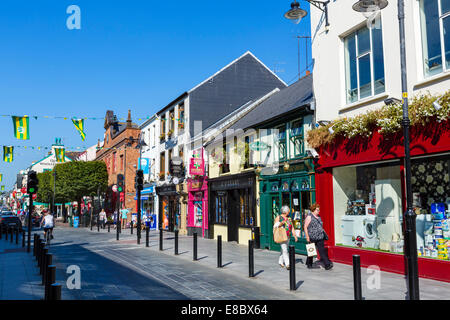 Pubs, boutiques et restaurants sur Main Street, Killarney, comté de Kerry, Irlande Banque D'Images