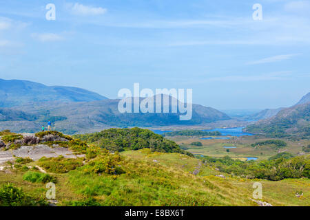 Les touristes à Mesdames et vue sur les lacs de Killarney N71 L'Anneau du Kerry, le Parc National de Killarney, comté de Kerry, Irlande Banque D'Images