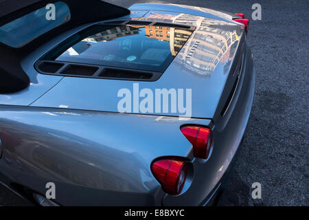 Réflexions sur la surface brillante d'une couleur bleu-gris Ferrari F430 Spider dans Soho à New York City Banque D'Images