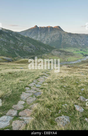 Sentier menant à Oxendale, avec le soleil en arrière-plan des Langdale Pikes, Lake District National Park, Royaume-Uni Banque D'Images