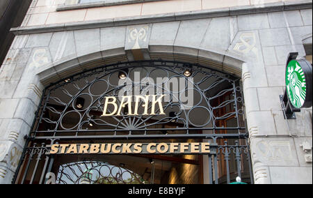Nouveau concept store Starbucks, Amsterdamsche Bank, Amsterdam, Pays-Bas Banque D'Images