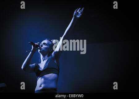 MØ live au concert Banque D'Images